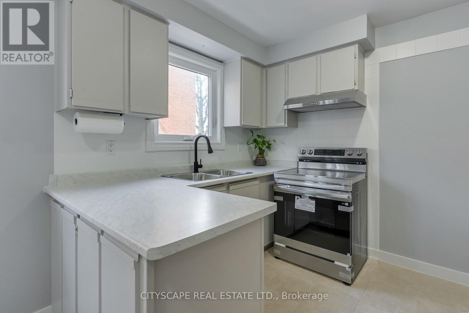 1210 Shagbark Crescent, Mississauga, ON - Indoor Photo Showing Kitchen With Double Sink