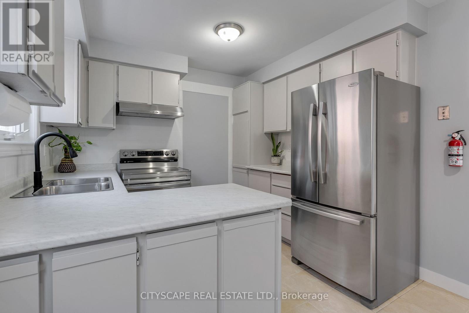 1210 Shagbark Crescent, Mississauga, ON - Indoor Photo Showing Kitchen With Double Sink