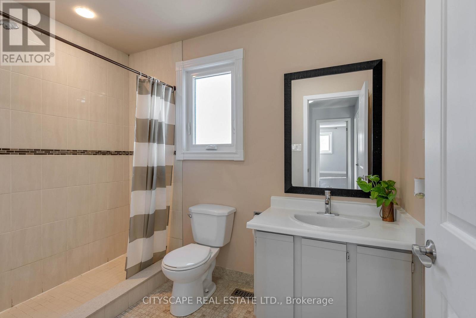 1210 Shagbark Crescent, Mississauga, ON - Indoor Photo Showing Bathroom