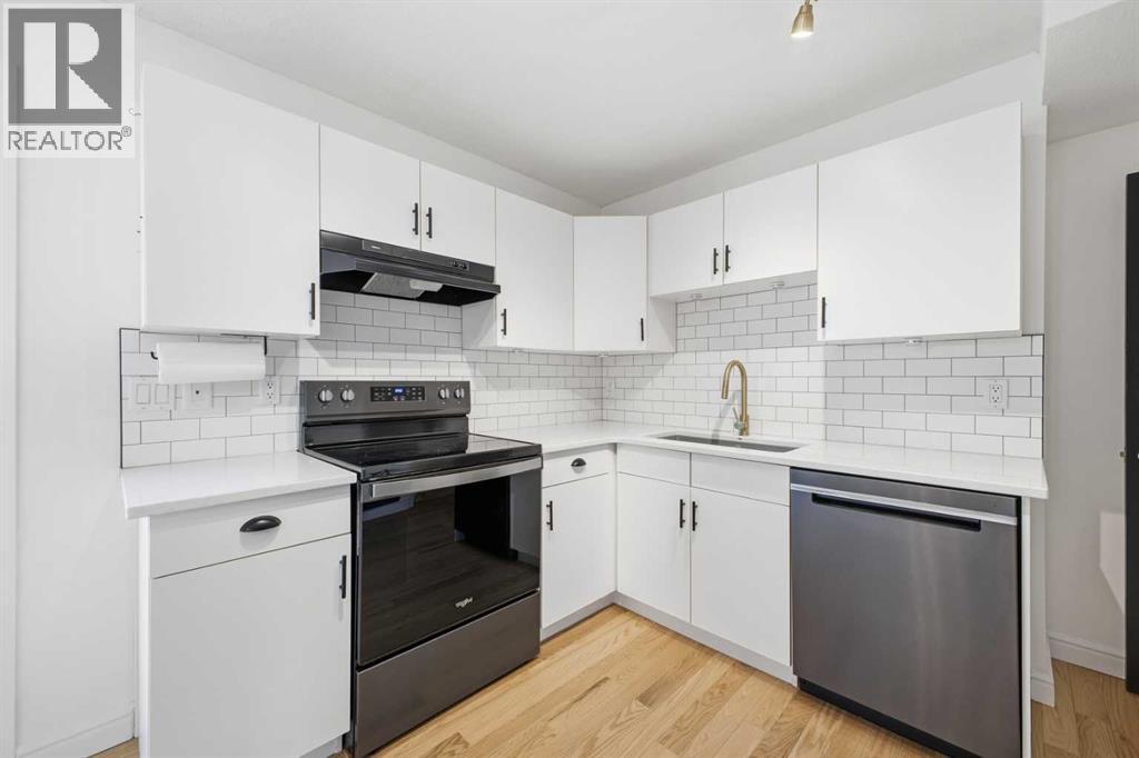 123 Killarney Glen Court Sw, Calgary, AB - Indoor Photo Showing Kitchen