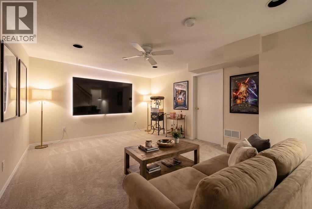 123 Killarney Glen Court Sw, Calgary, AB - Indoor Photo Showing Living Room