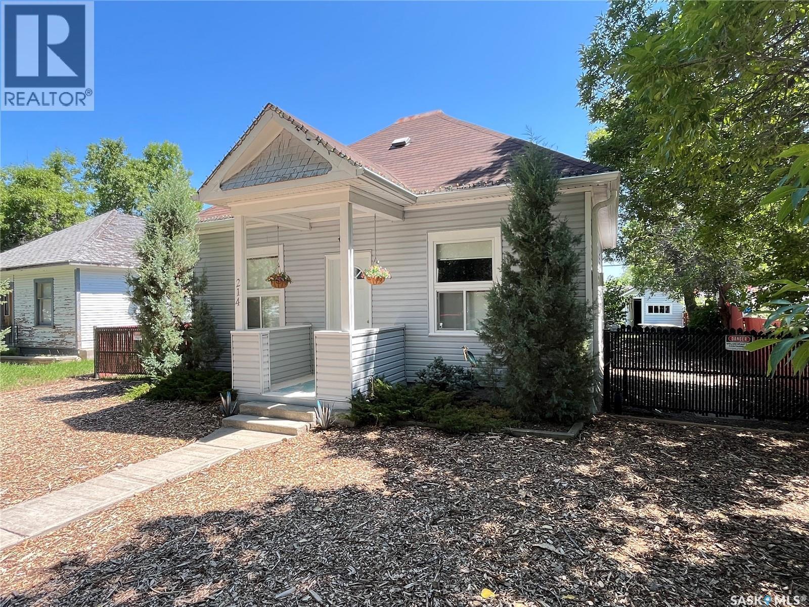 214 Marsh Street, Maple Creek, SK - Outdoor