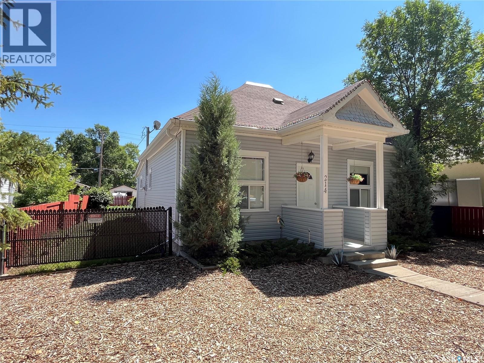 214 Marsh Street, Maple Creek, SK - Outdoor