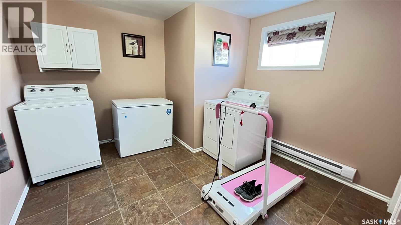 214 Marsh Street, Maple Creek, SK - Indoor Photo Showing Laundry Room