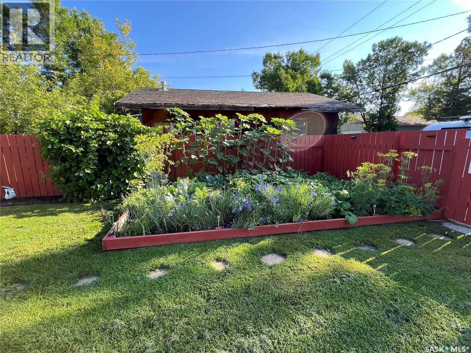 214 Marsh Street, Maple Creek, SK - Outdoor