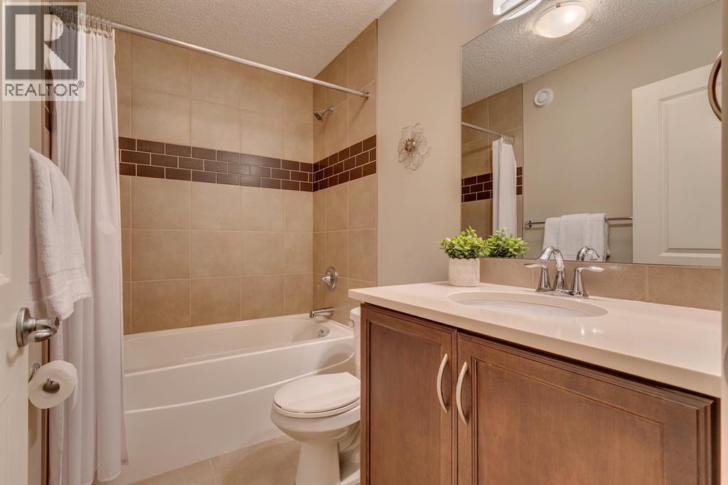 101 Cranarch Common Se, Calgary, AB - Indoor Photo Showing Bathroom