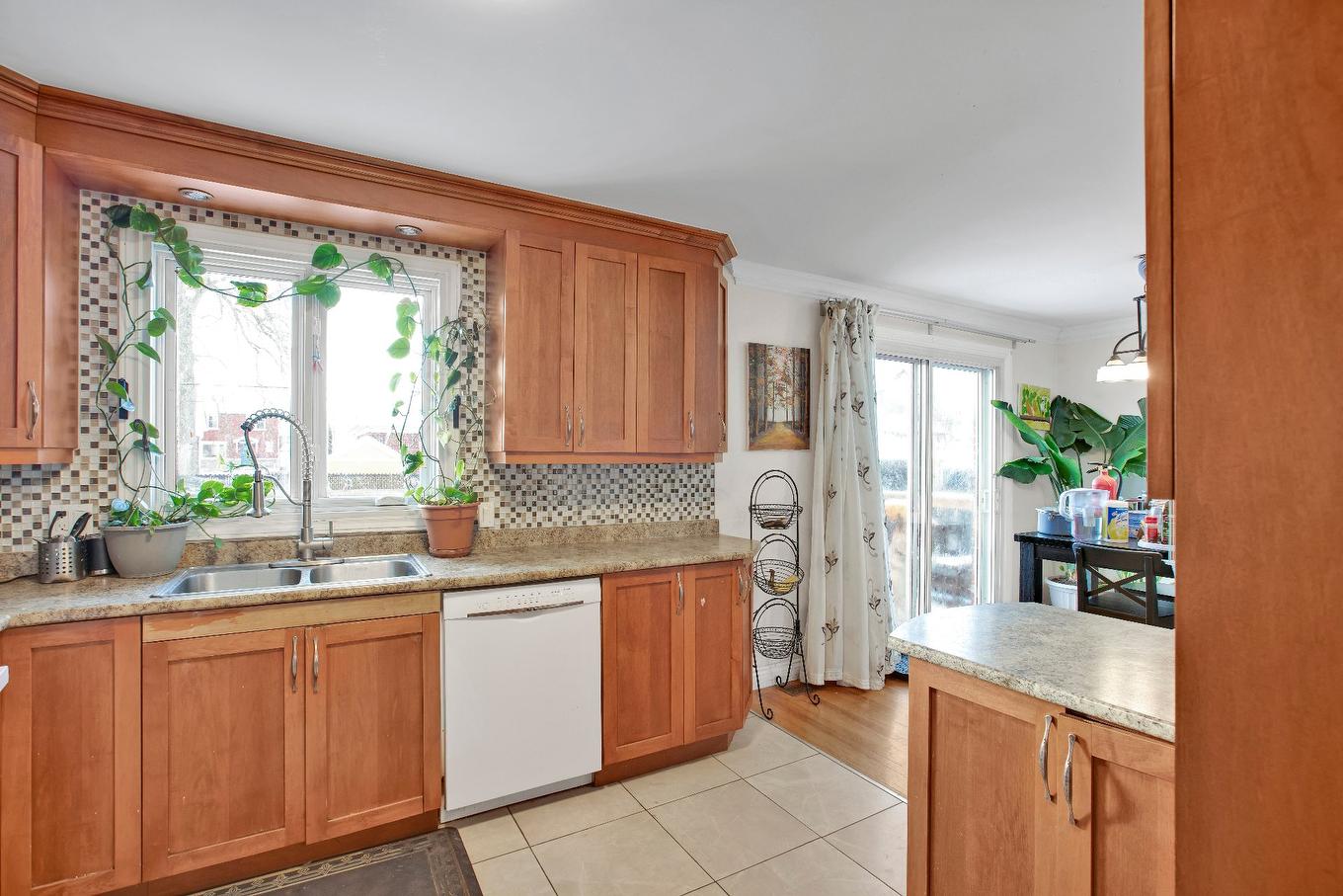 Kitchen - 272 Av. Vinet, Dorval, QC - Indoor Photo Showing Kitchen With Double Sink