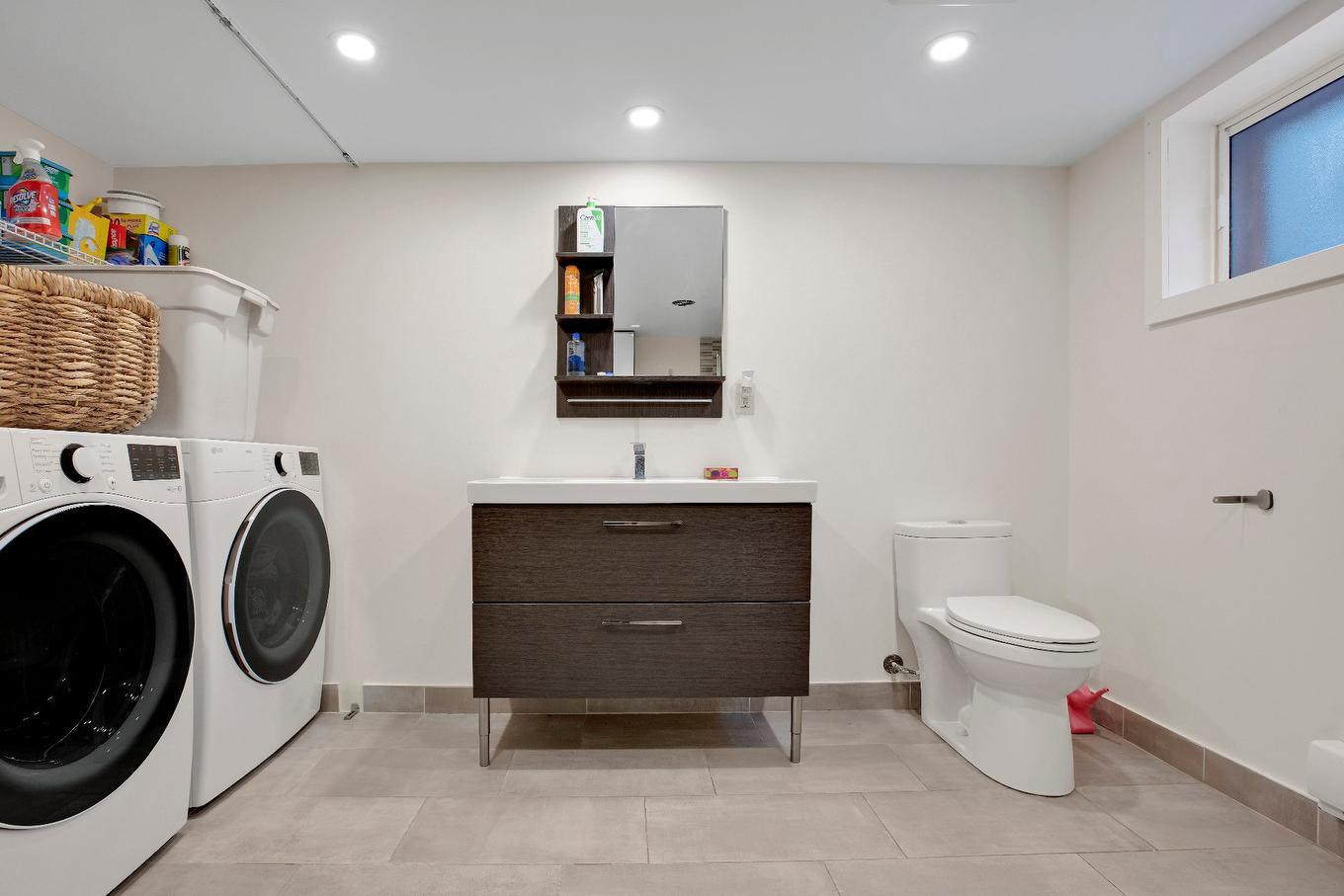 Bathroom - 272 Av. Vinet, Dorval, QC - Indoor Photo Showing Laundry Room