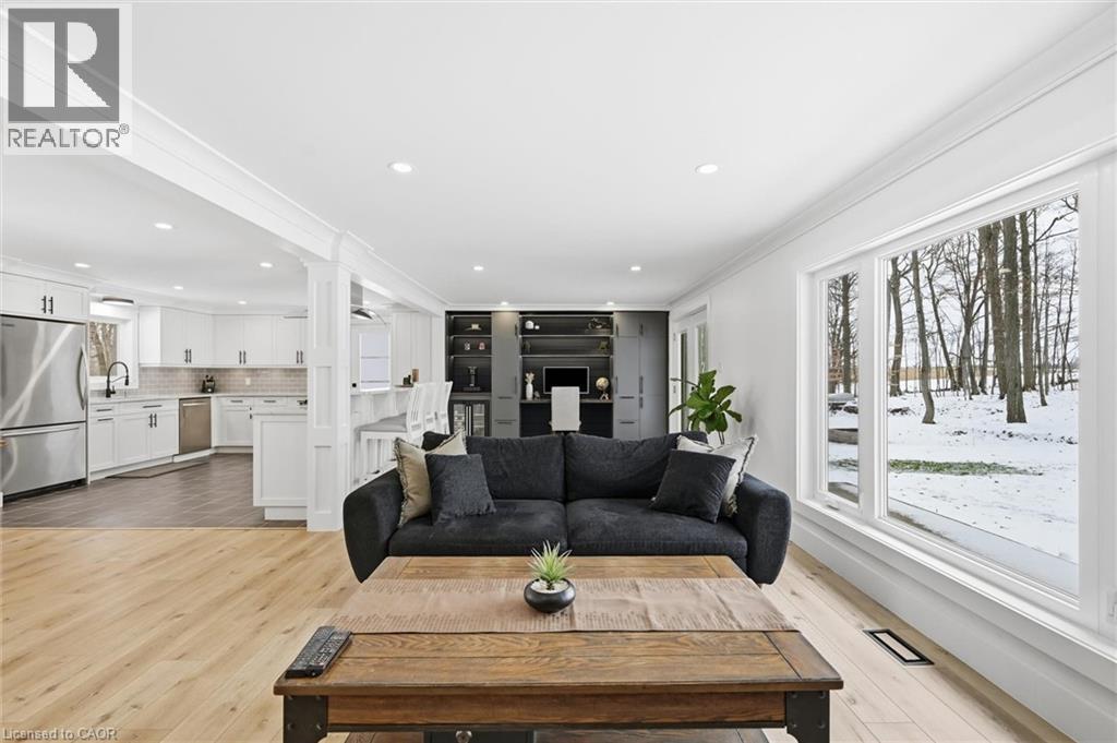 220 5Th Line, Caledonia, ON - Indoor Photo Showing Living Room