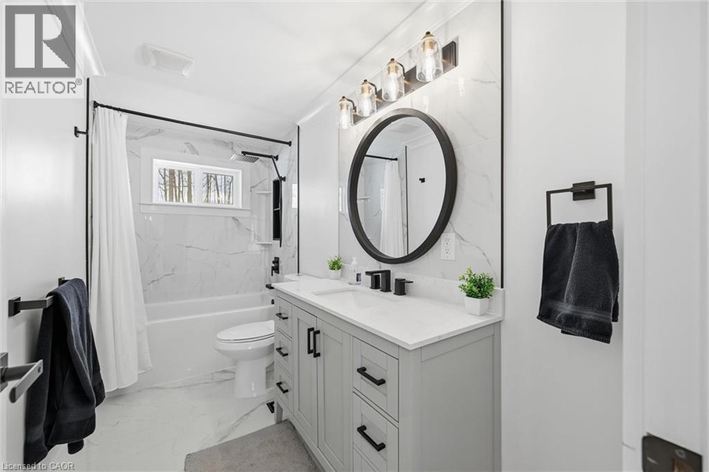 220 5Th Line, Caledonia, ON - Indoor Photo Showing Bathroom