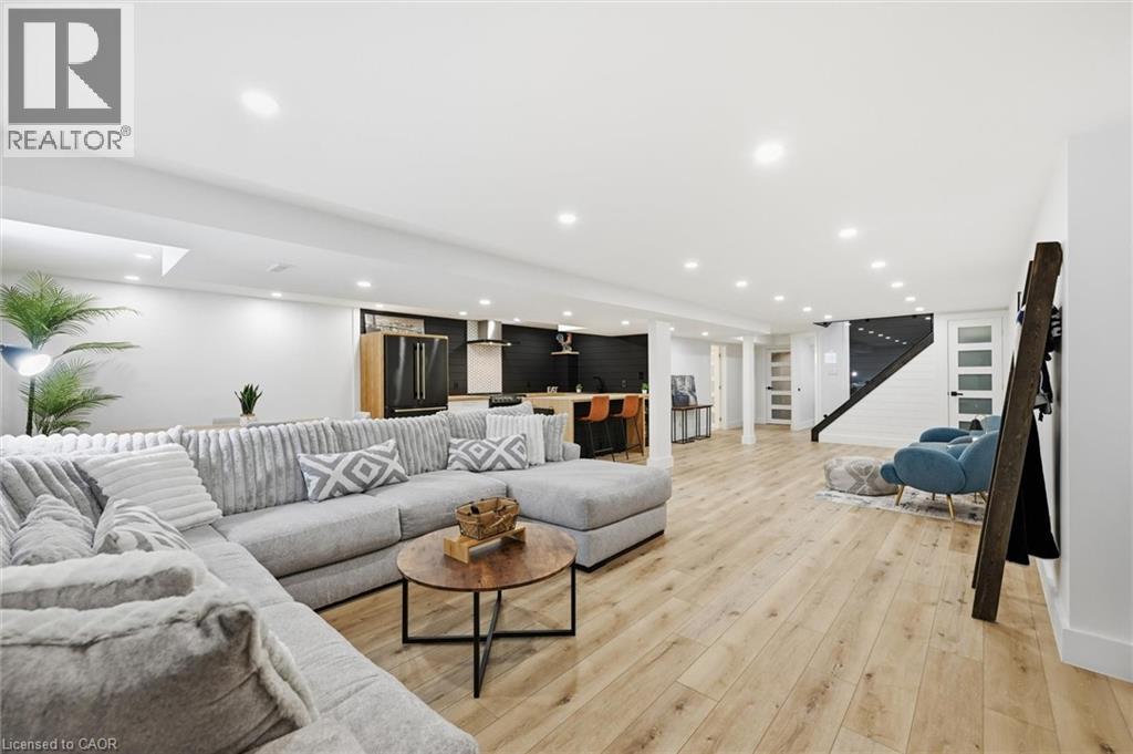 220 5Th Line, Caledonia, ON - Indoor Photo Showing Living Room