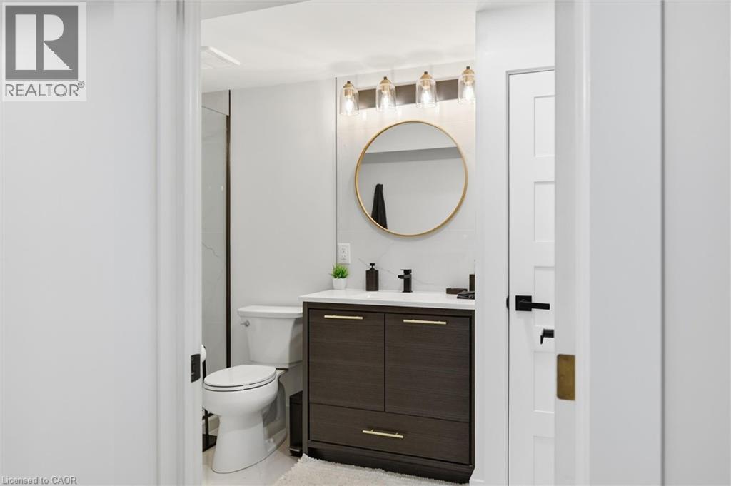 220 5Th Line, Caledonia, ON - Indoor Photo Showing Bathroom