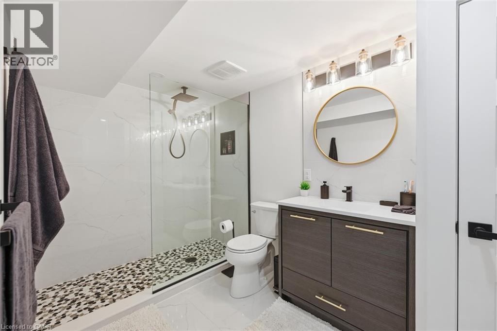 220 5Th Line, Caledonia, ON - Indoor Photo Showing Bathroom