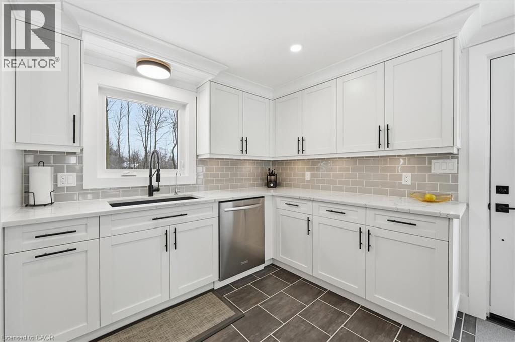 220 5Th Line, Caledonia, ON - Indoor Photo Showing Kitchen