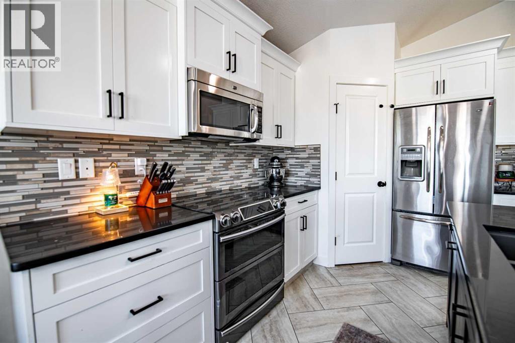 Kitchen - 53 Portway Close, Blackfalds, AB - Indoor Photo Showing Kitchen With Stainless Steel Kitchen With Upgraded Kitchen