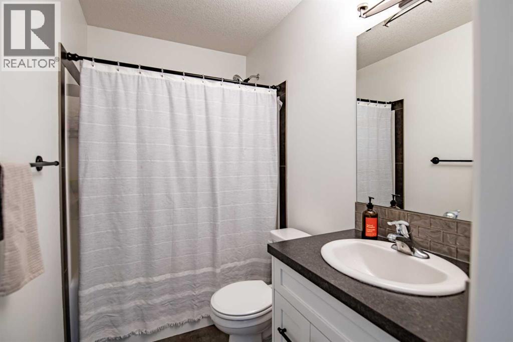 Main Floor 4pc Bathroom - 53 Portway Close, Blackfalds, AB - Indoor Photo Showing Bathroom