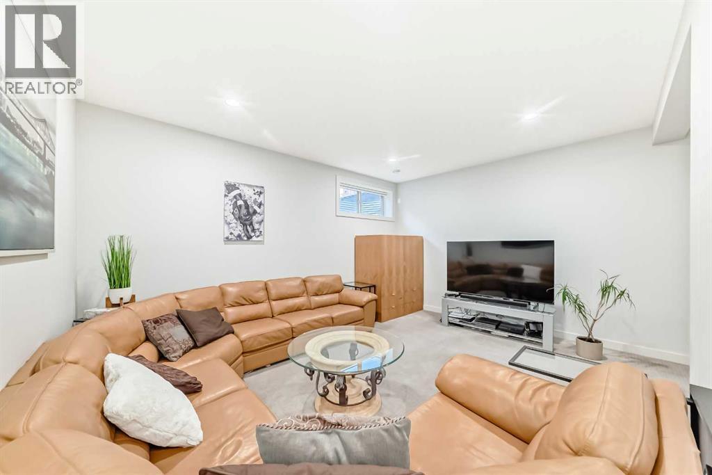 743 Shawnee Drive Sw, Calgary, AB - Indoor Photo Showing Living Room