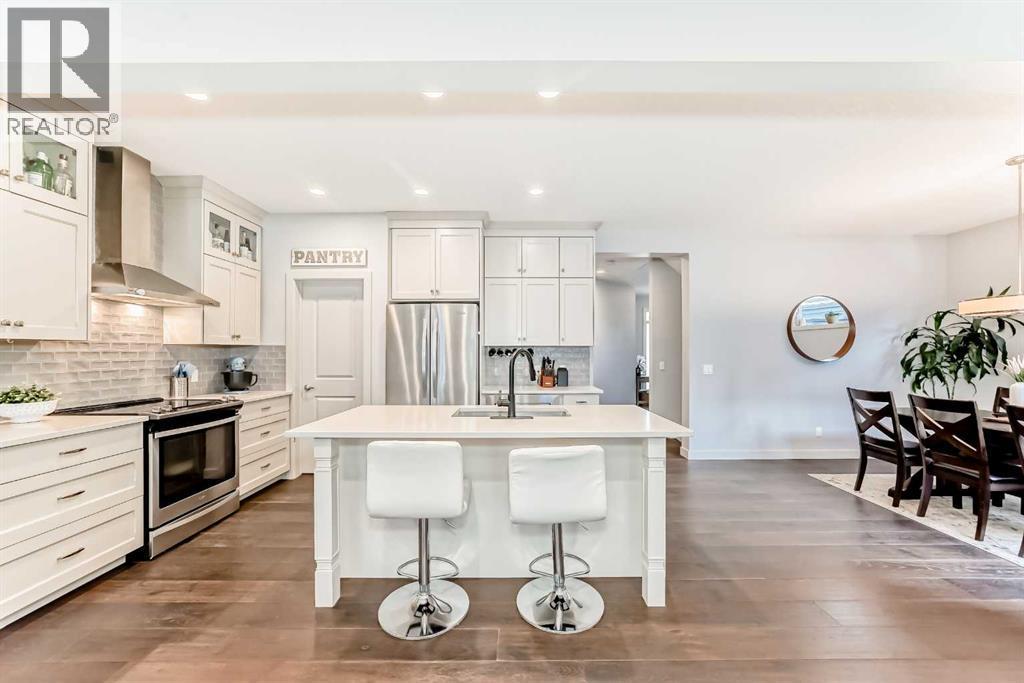 743 Shawnee Drive Sw, Calgary, AB - Indoor Photo Showing Kitchen With Upgraded Kitchen