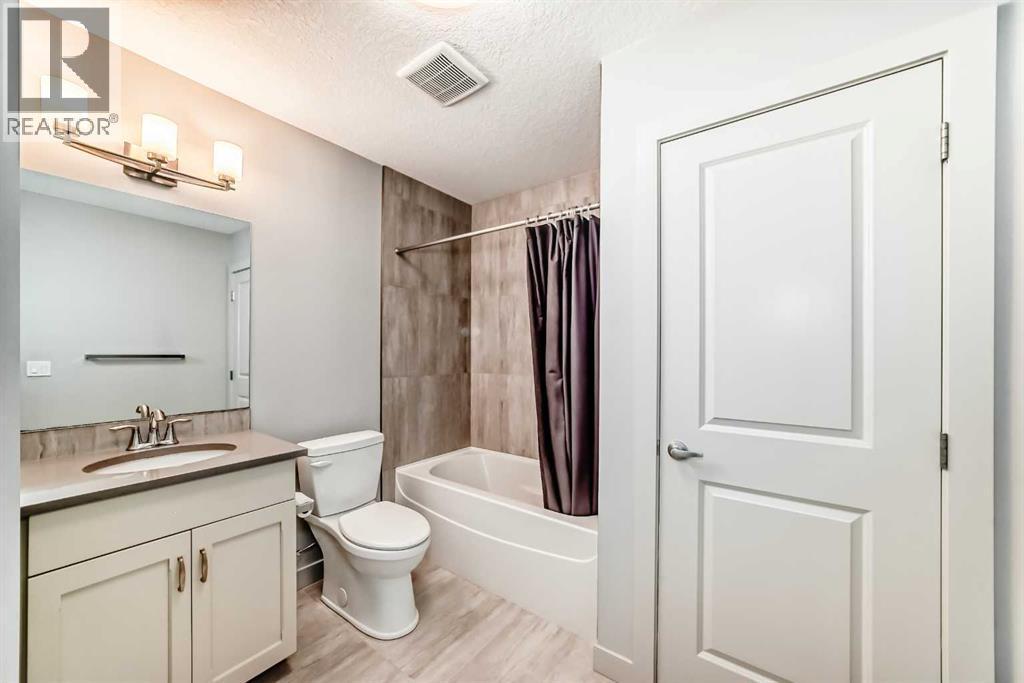 743 Shawnee Drive Sw, Calgary, AB - Indoor Photo Showing Bathroom