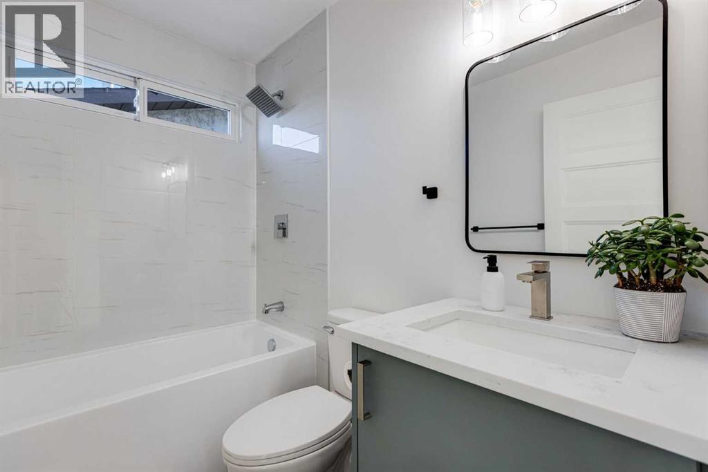 352 Abinger Crescent Ne, Calgary, AB - Indoor Photo Showing Bathroom