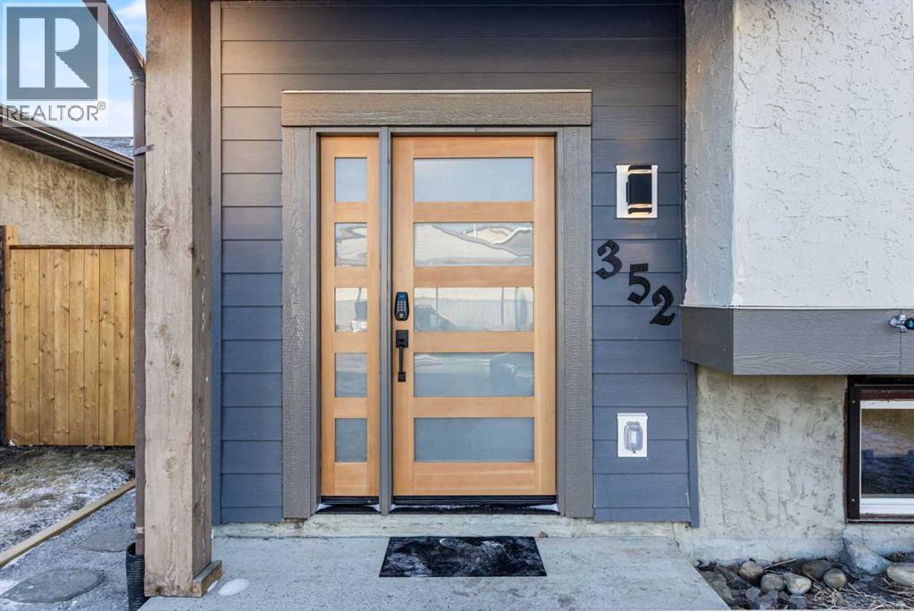 352 Abinger Crescent Ne, Calgary, AB - Outdoor With Exterior