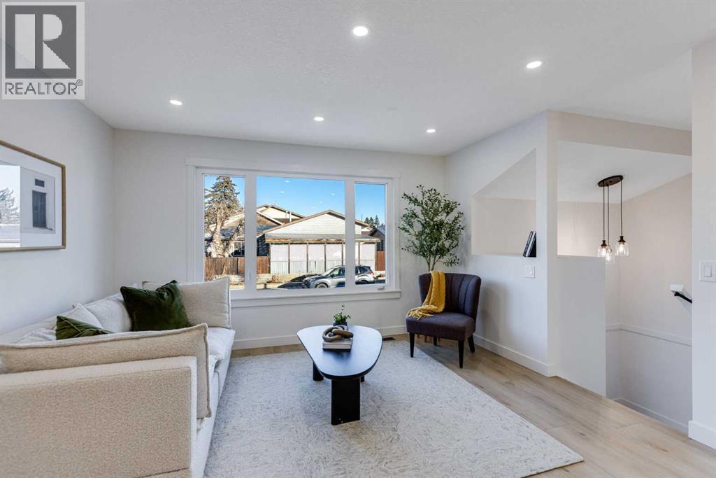 352 Abinger Crescent Ne, Calgary, AB - Indoor Photo Showing Living Room