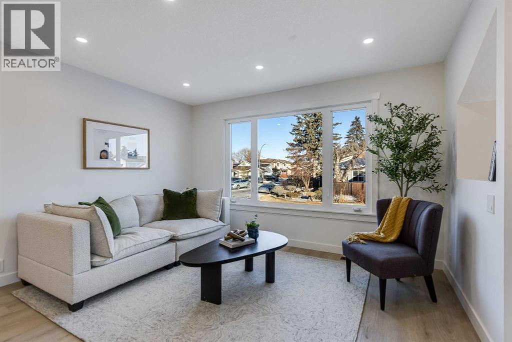 352 Abinger Crescent Ne, Calgary, AB - Indoor Photo Showing Living Room