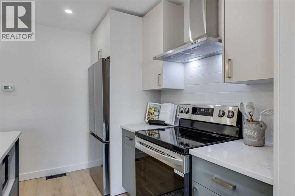 352 Abinger Crescent Ne, Calgary, AB - Indoor Photo Showing Kitchen