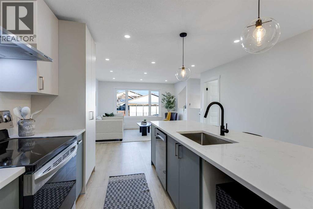 352 Abinger Crescent Ne, Calgary, AB - Indoor Photo Showing Kitchen With Upgraded Kitchen