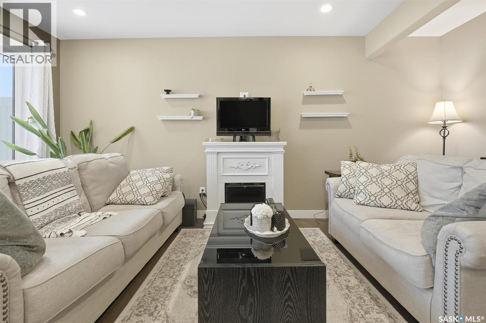 1025 Kolynchuk Crescent, Saskatoon, SK - Indoor Photo Showing Living Room
