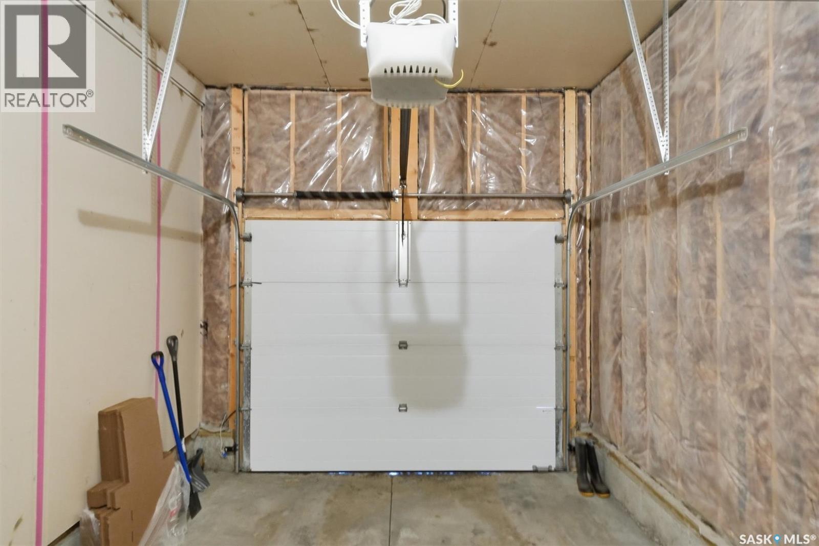 1025 Kolynchuk Crescent, Saskatoon, SK - Indoor Photo Showing Garage