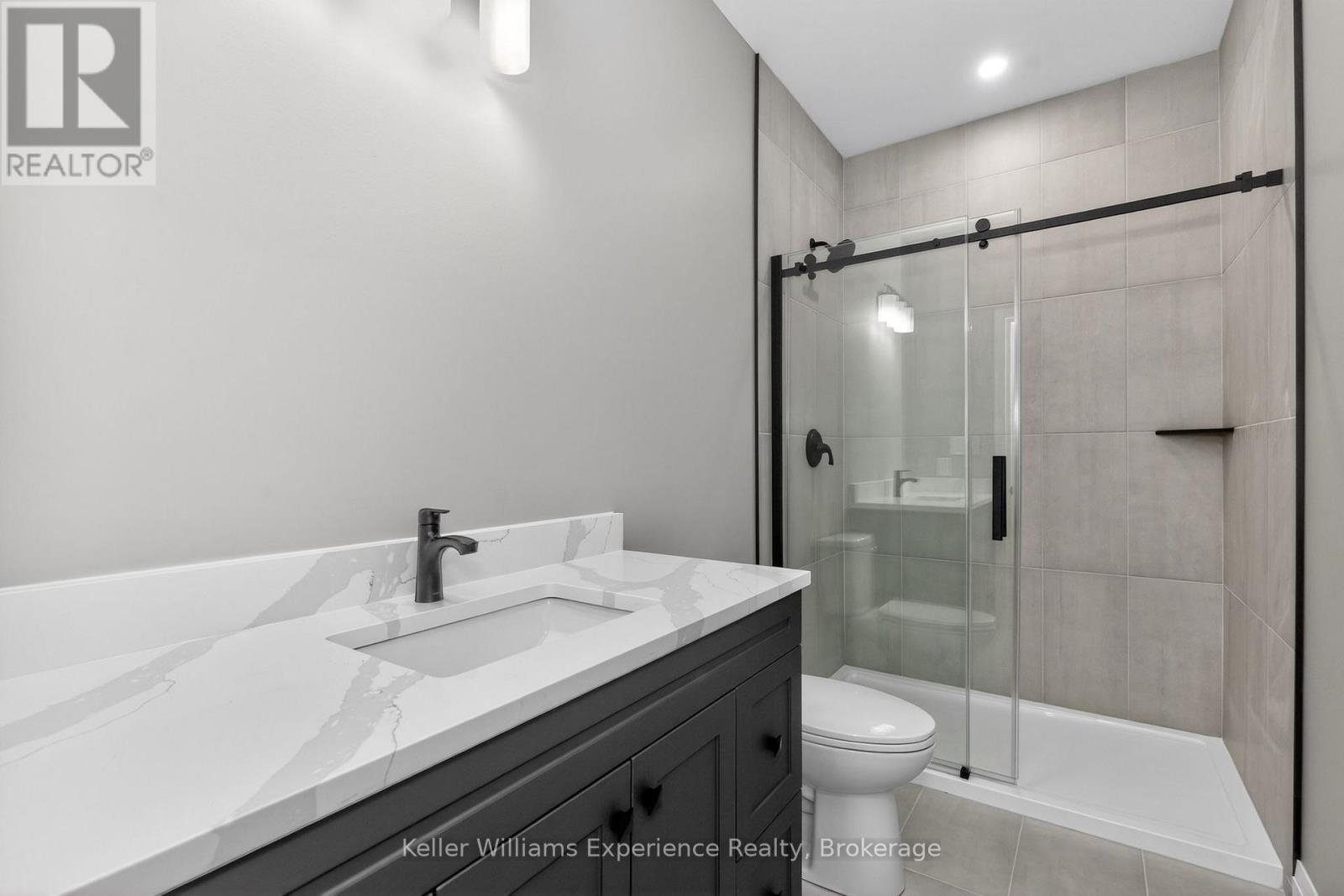 62 Rue Vanier, Tiny, ON - Indoor Photo Showing Bathroom