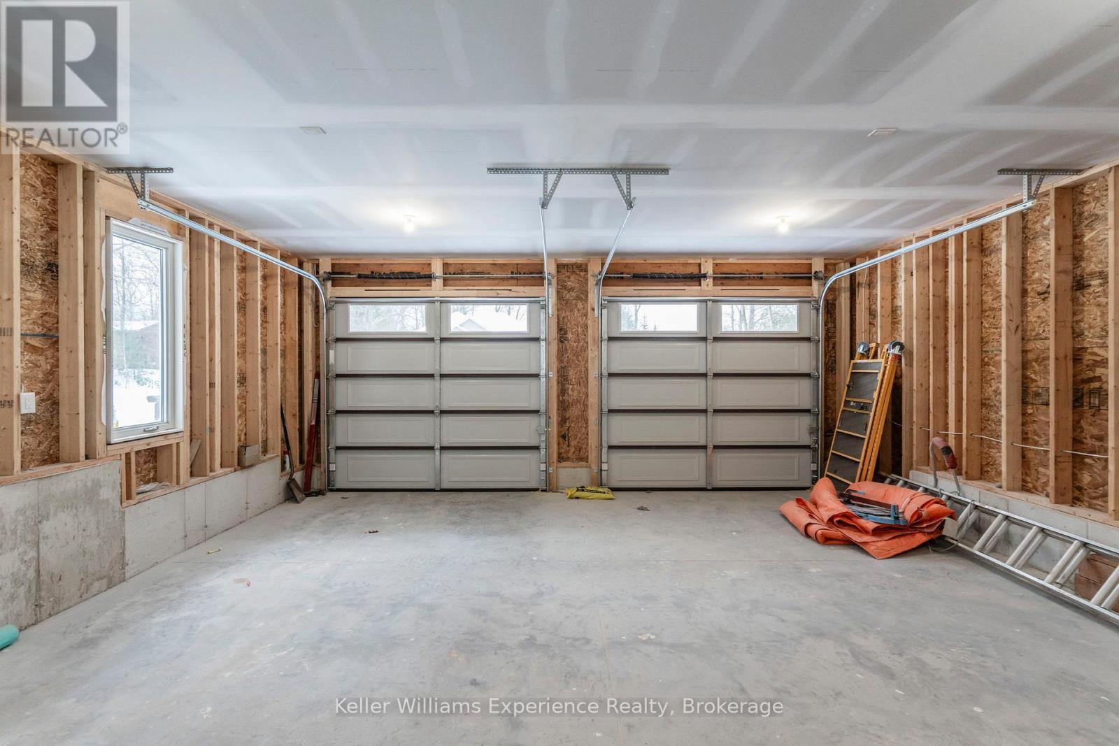 62 Rue Vanier, Tiny, ON - Indoor Photo Showing Garage