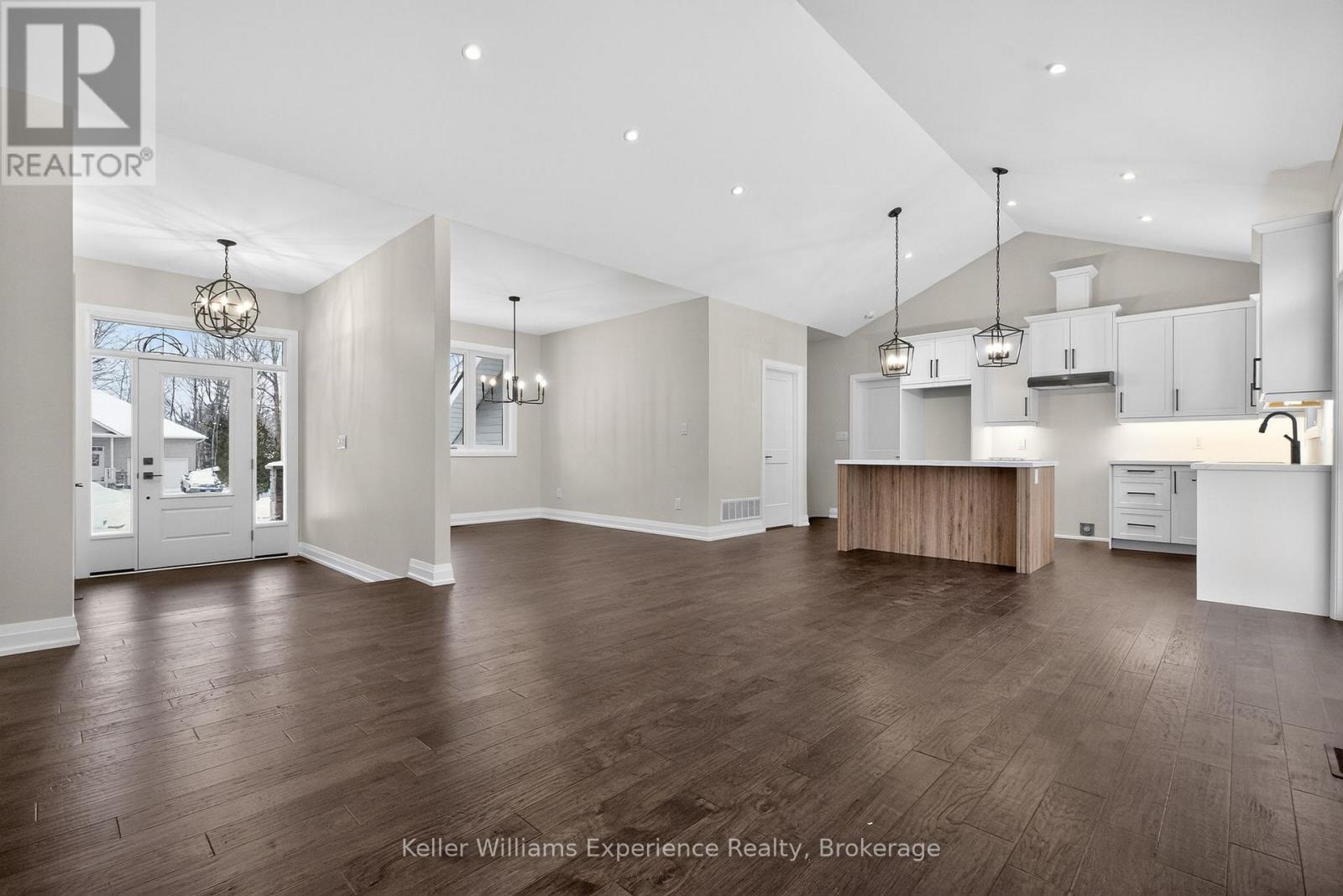 62 Rue Vanier, Tiny, ON - Indoor Photo Showing Other Room