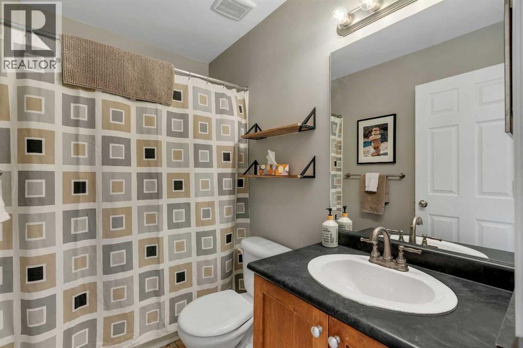 86 Eversyde Common Sw, Calgary, AB - Indoor Photo Showing Bathroom