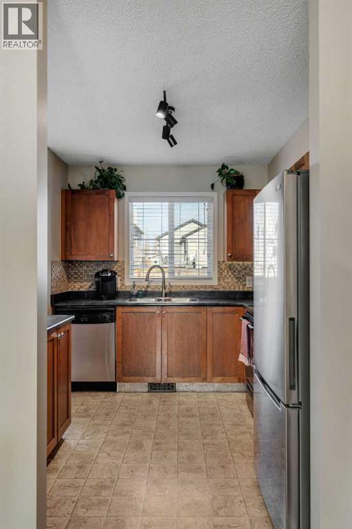 86 Eversyde Common Sw, Calgary, AB - Indoor Photo Showing Kitchen