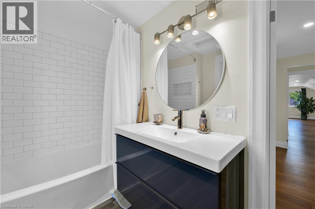 912 Boothman Avenue, Burlington, ON - Indoor Photo Showing Bathroom