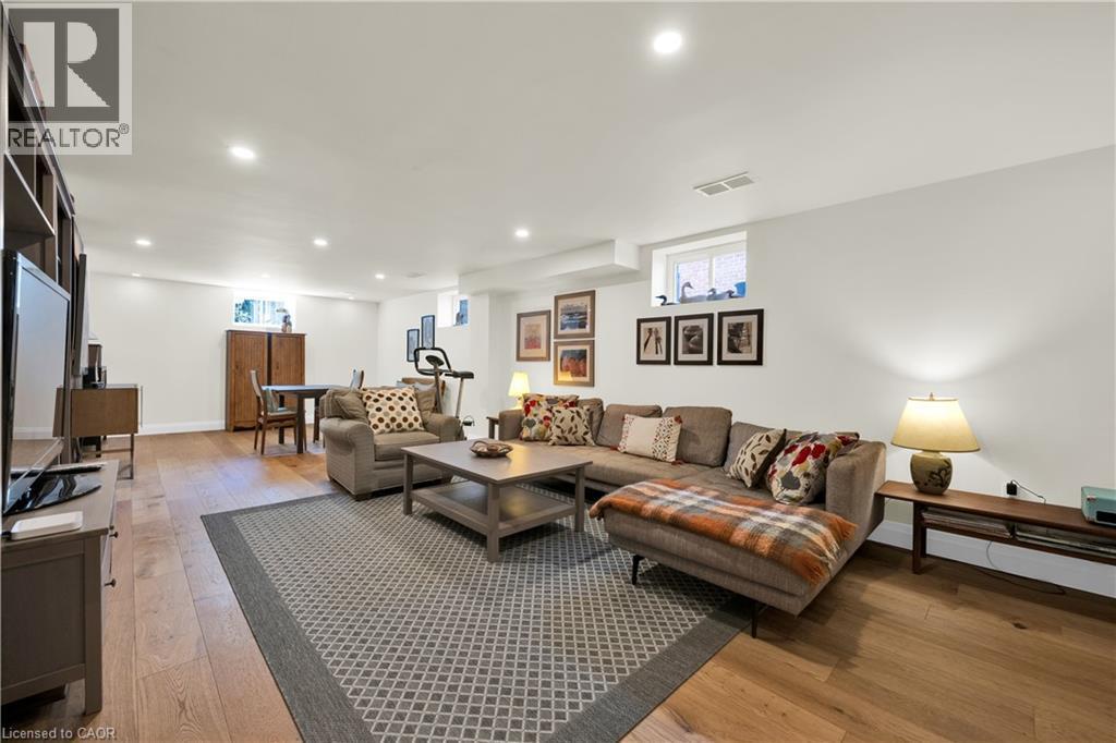 912 Boothman Avenue, Burlington, ON - Indoor Photo Showing Living Room