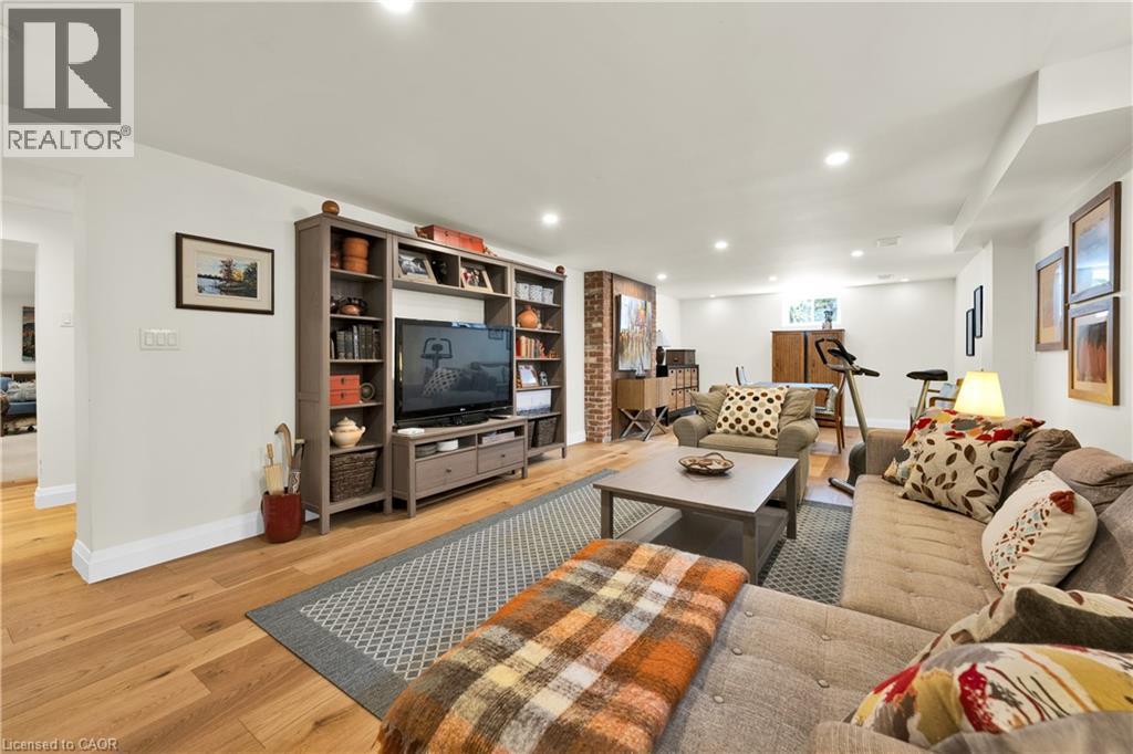 912 Boothman Avenue, Burlington, ON - Indoor Photo Showing Living Room