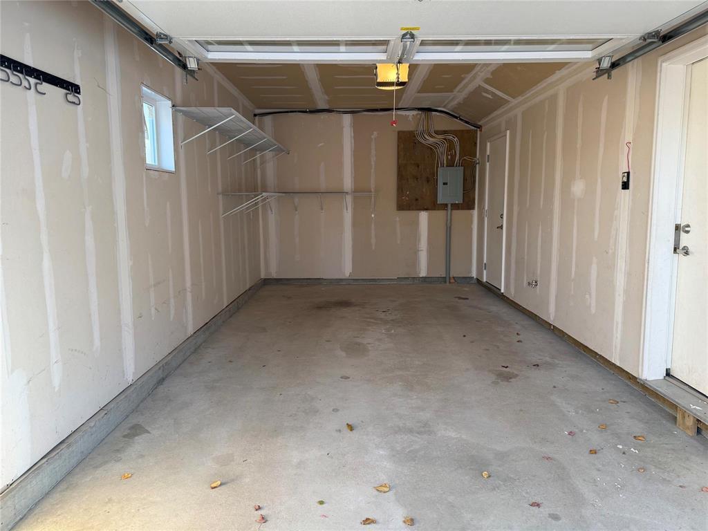 404 25 Tim Sale Drive, Winnipeg, MB - Indoor Photo Showing Garage