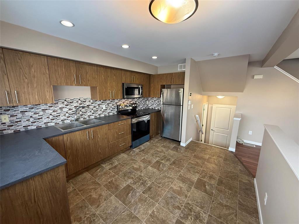404 25 Tim Sale Drive, Winnipeg, MB - Indoor Photo Showing Kitchen