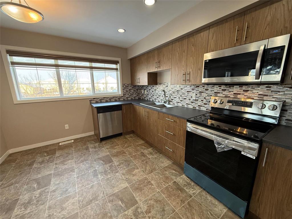 404 25 Tim Sale Drive, Winnipeg, MB - Indoor Photo Showing Kitchen With Double Sink With Upgraded Kitchen