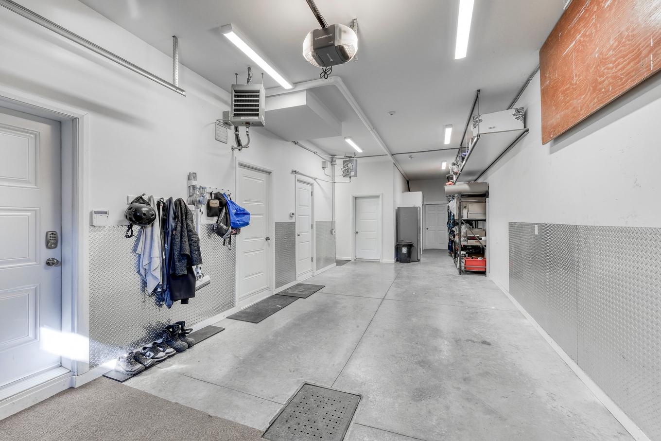 Garage - 1883 Place Honoré-Beaugrand, Montréal (Mercier/Hochelaga-Maisonneuve), QC - Indoor Photo Showing Other Room