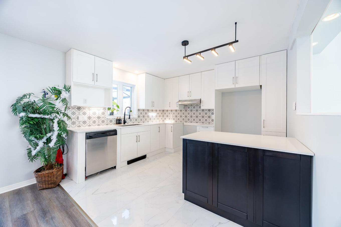 Cuisine - 1719 Rue Soucy, Longueuil (Saint-Hubert), QC - Indoor Photo Showing Kitchen With Upgraded Kitchen