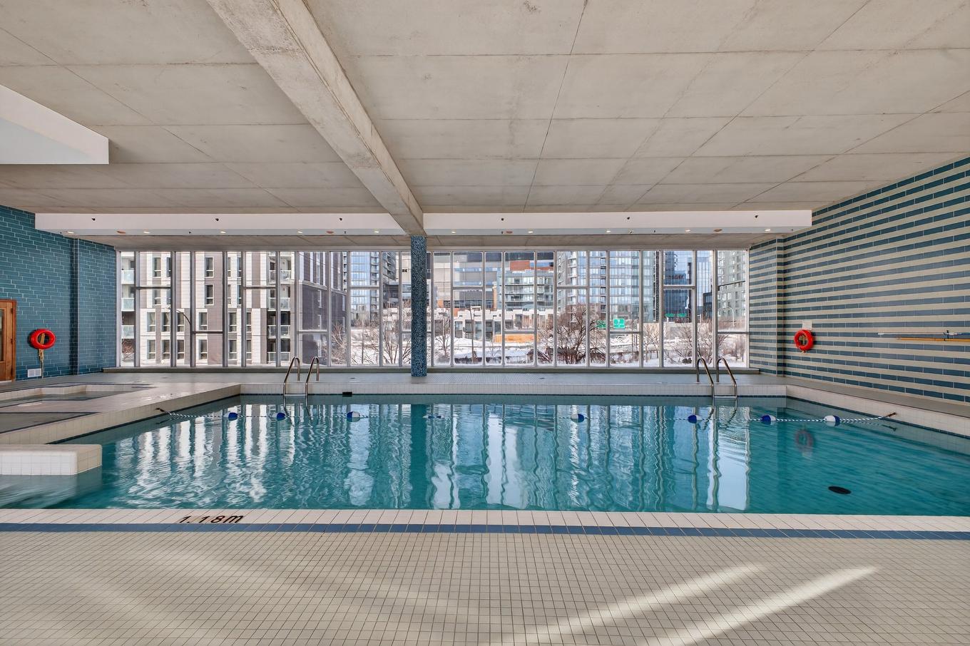 Piscine - 506-1200 Rue St-Jacques, Montréal (Ville-Marie), QC - Indoor Photo Showing Other Room With In Ground Pool