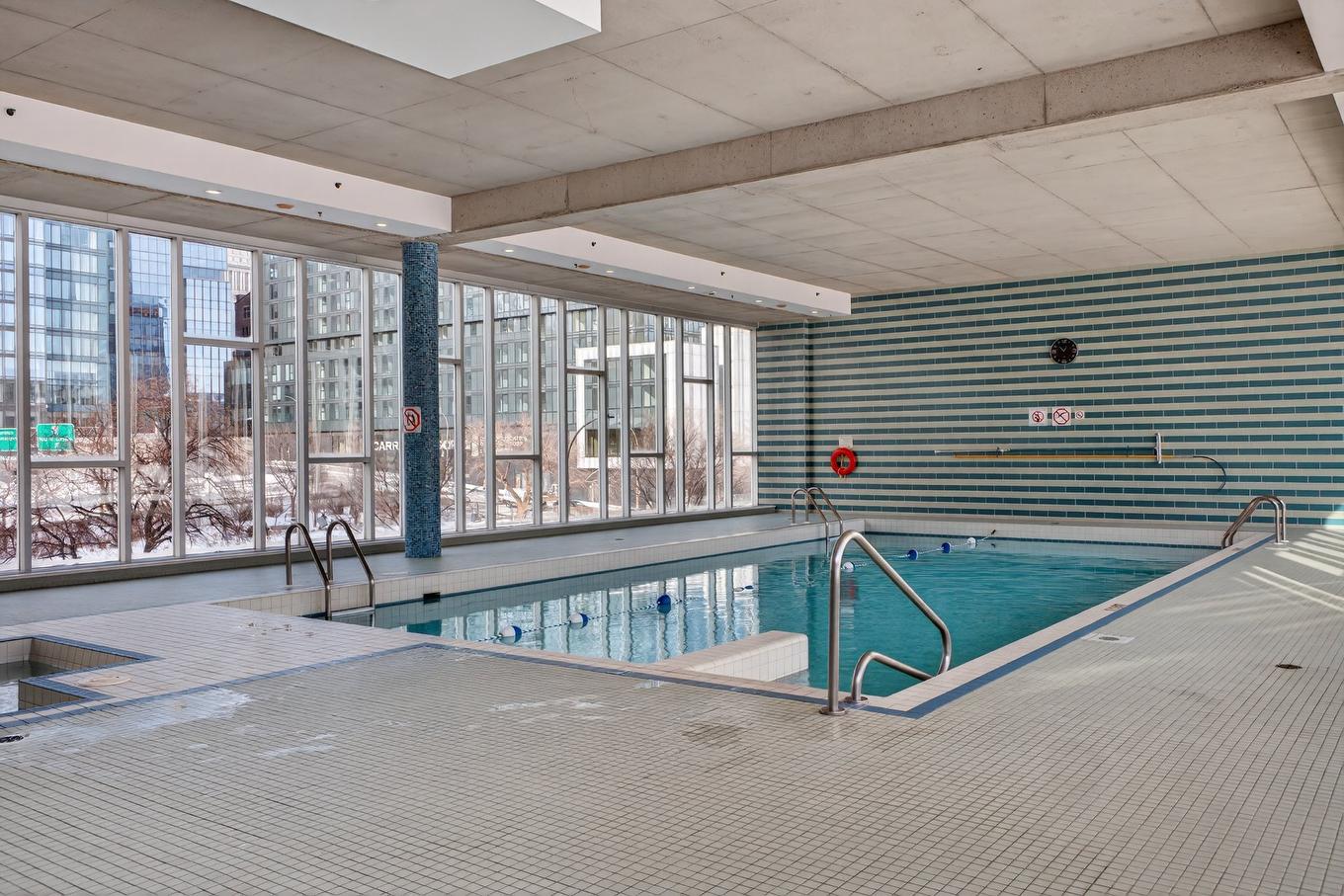 Piscine - 506-1200 Rue St-Jacques, Montréal (Ville-Marie), QC - Indoor Photo Showing Other Room With In Ground Pool