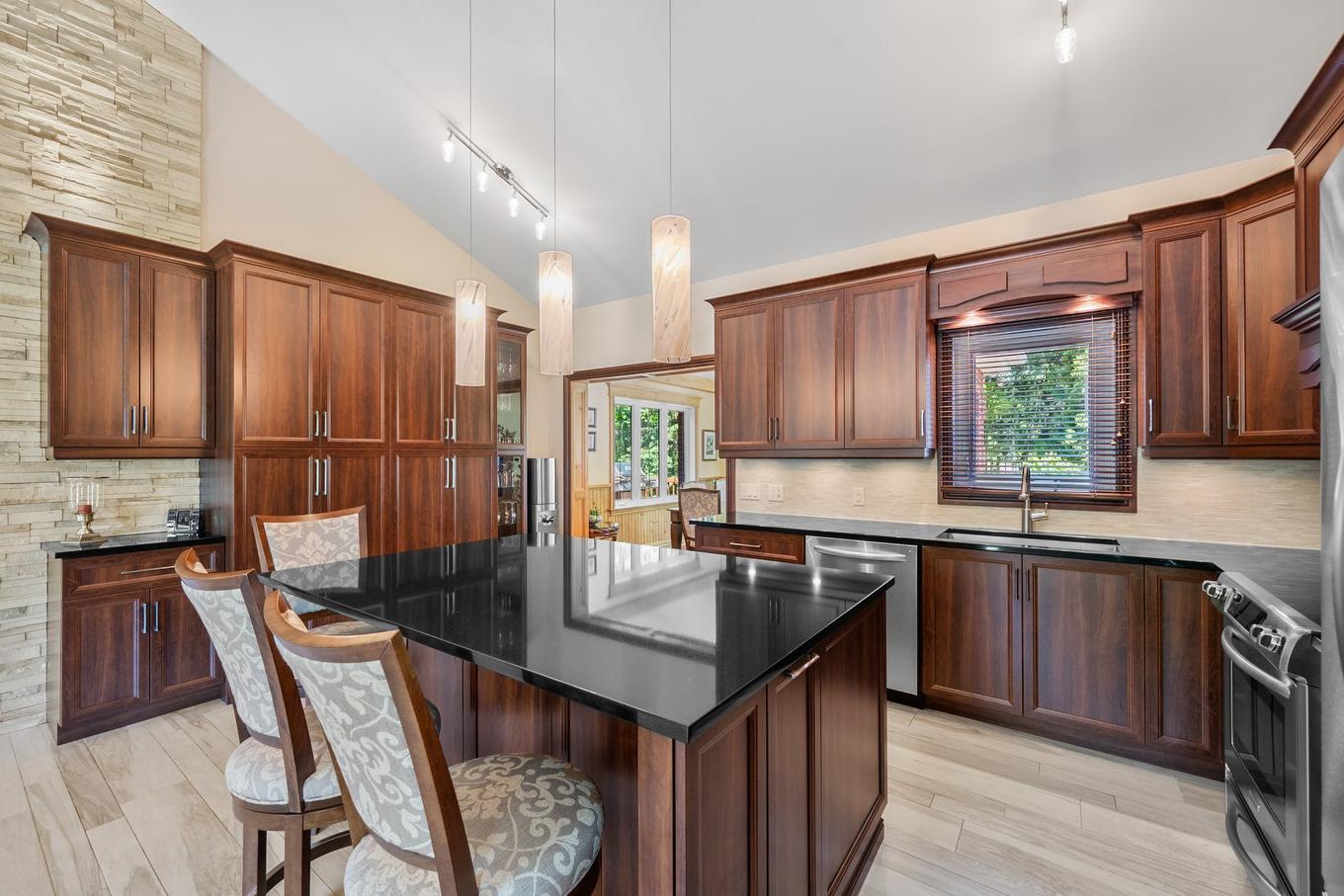 Kitchen - 95 Ch. Des Quarante, Saint-Mathias-Sur-Richelieu, QC - Indoor Photo Showing Kitchen With Upgraded Kitchen