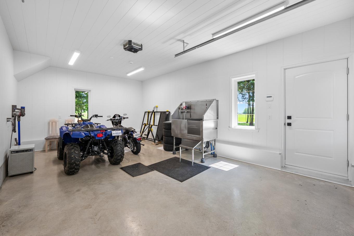 Garage - 95 Ch. Des Quarante, Saint-Mathias-Sur-Richelieu, QC - Indoor Photo Showing Other Room