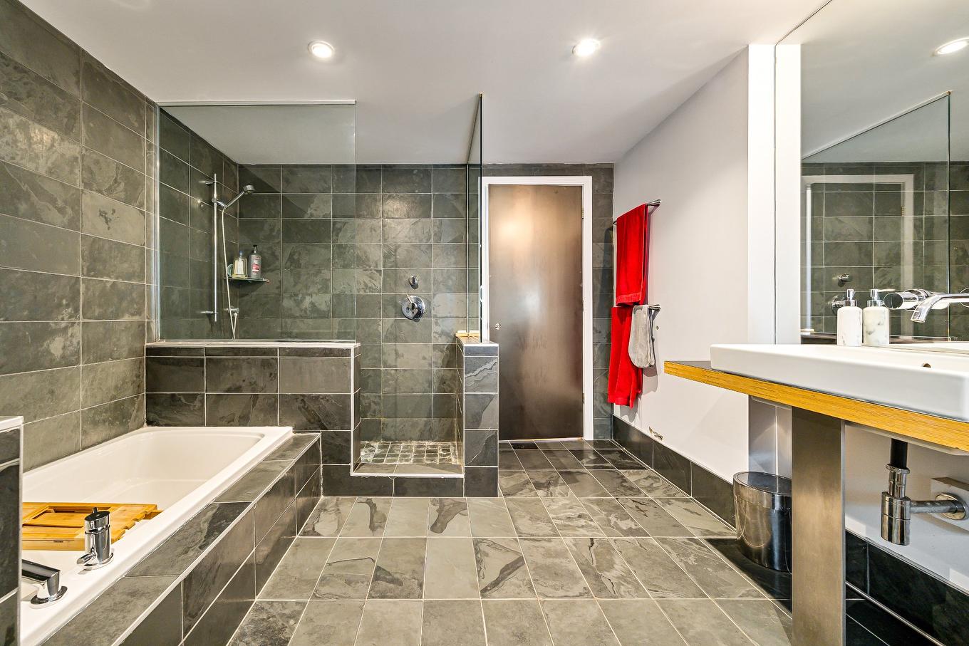 Salle de bains - 213-2295 Av. Aird, Montréal (Mercier/Hochelaga-Maisonneuve), QC - Indoor Photo Showing Bathroom