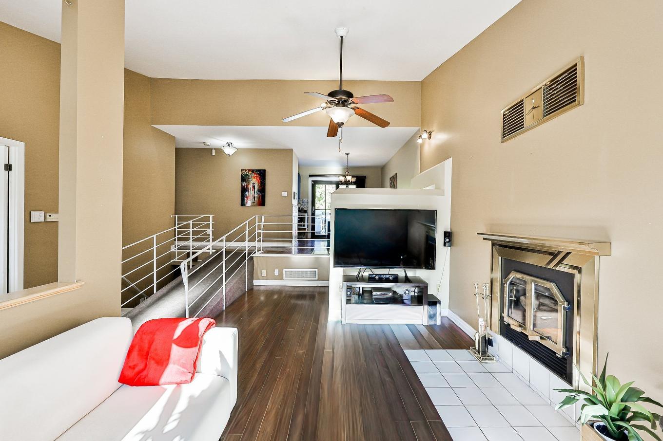 Living room - 290 Rue Du Grand-Coteau, Sainte-Julie, QC